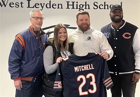 Bears honor Leyden District 212 teacher as a ‘Classroom Legend’ for his academic wins: ‘At the end of the day, he gives his best effort’
